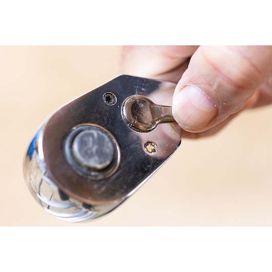 Photo of STANLEY STMT82665-0 ratchet head with close-up of thumb operating switch.