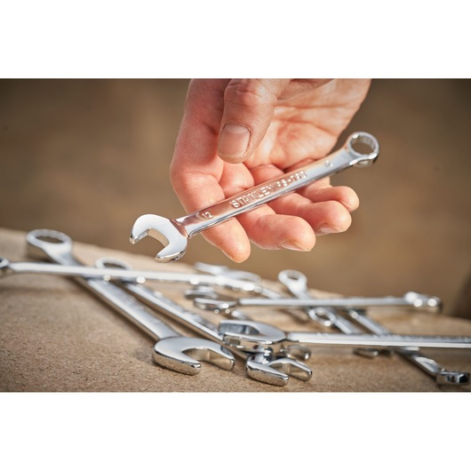 STANLEY STMT95788-0 chrome combination wrench set, close-up photography of hand holding single wrench.